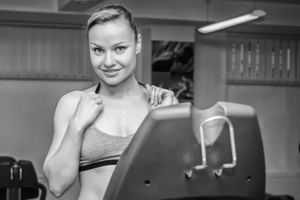 Mädchen auf Laufband — Stockfoto