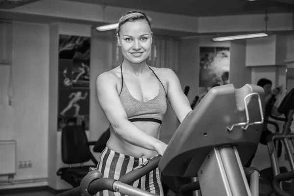 Girl on treadmill — Stock Photo, Image