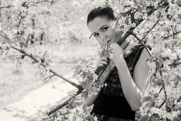 Menina perto de uma árvore de floração — Fotografia de Stock