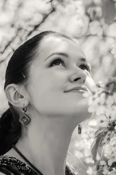 Chica cerca de un árbol floreciente — Foto de Stock