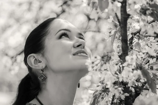 Yakınındaki bir çiçekli ağaç kız — Stok fotoğraf