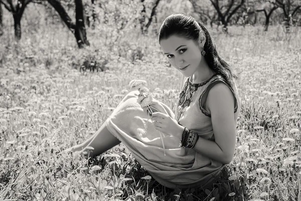 Schöne Frau im Freien im Frühling — Stockfoto