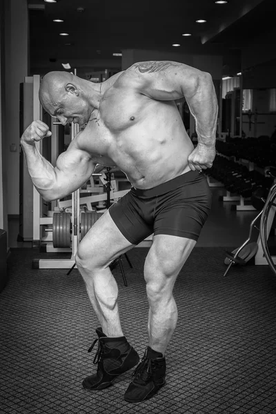 Hombre en el gimnasio —  Fotos de Stock