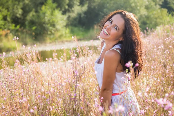 Vrouw in het veld — Stockfoto