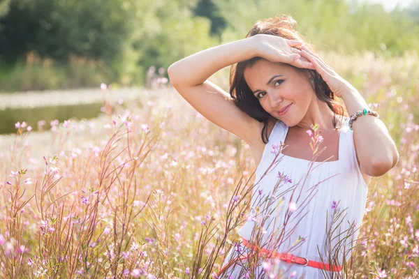 Mulher no campo — Fotografia de Stock