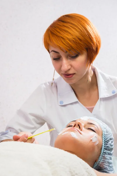 Kosmetiska behandlingar i spa kliniken — Stockfoto