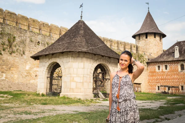 Menina perto do castelo medieval — Fotografia de Stock