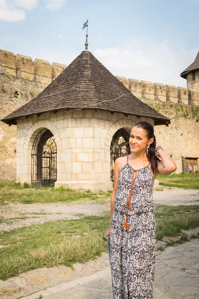 Girl near  medieval castle — Stock Photo, Image