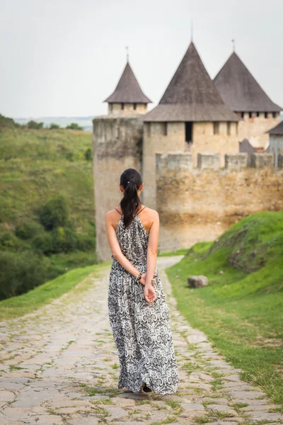 Girl near  medieval castle — Stock Photo, Image