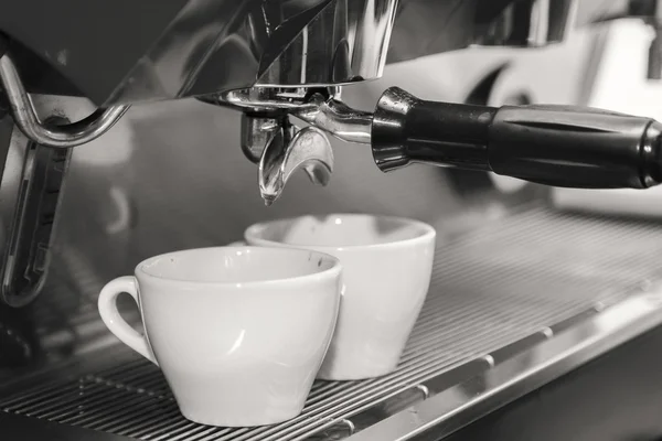 Cappuccino zubereiten — Stockfoto