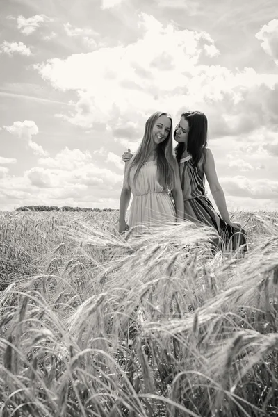 Deux jeunes filles debout dans un champ de blé . — Photo