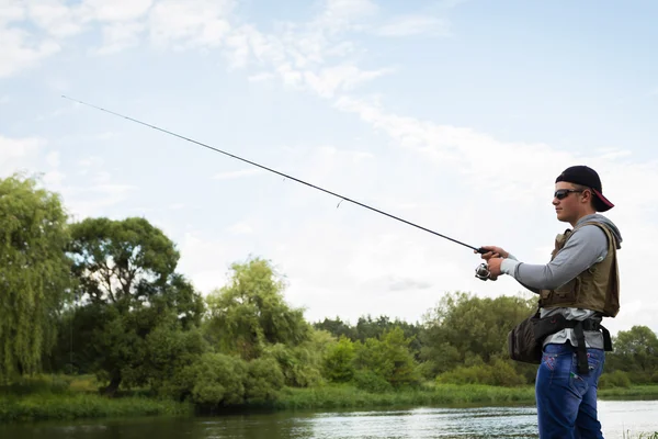 Pescatore sulla riva del fiume . — Foto Stock