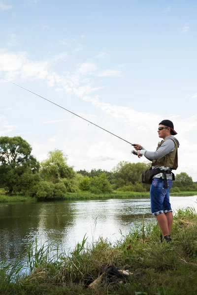 Fischer am Ufer des Flusses. — Stockfoto