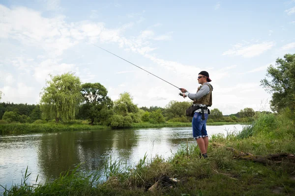 Pescador na margem do rio . — Fotografia de Stock