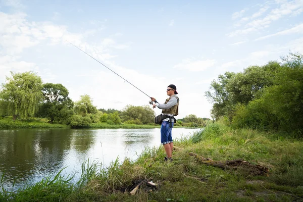 Pescatore sulla riva del fiume . — Foto Stock