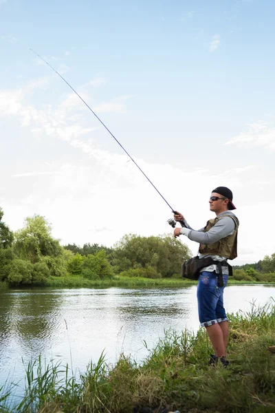 Fischer am Ufer des Flusses. — Stockfoto