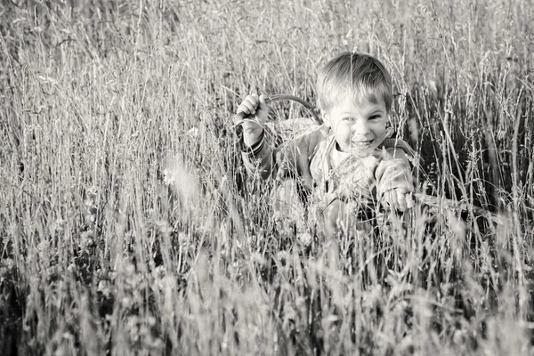 Niño en el campo — Foto de Stock