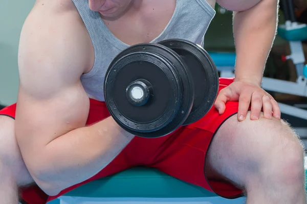 Man maakt oefeningen met halters. — Stockfoto