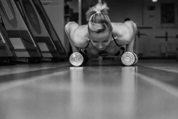 Meisje met halters — Stockfoto