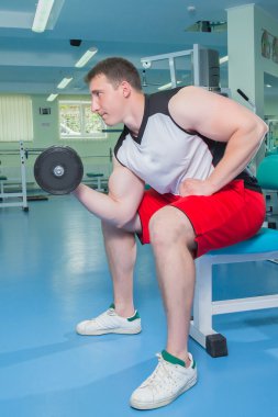 adam dumbbells ile çalışmaları yapan