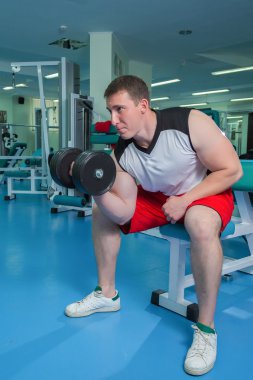 adam dumbbells ile çalışmaları yapan