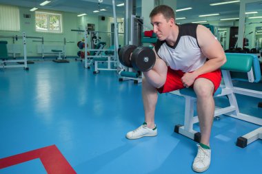 adam dumbbells ile çalışmaları yapan