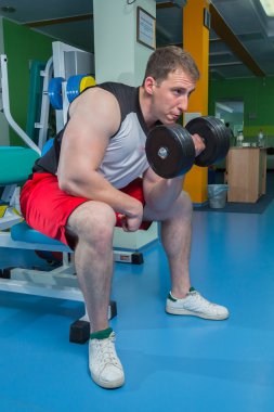 adam dumbbells ile çalışmaları yapan