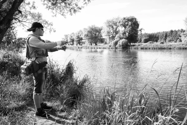 Pescatore sulla riva del fiume . — Foto Stock