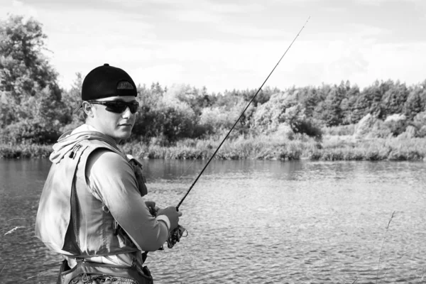 Pescatore sulla riva del fiume . — Foto Stock