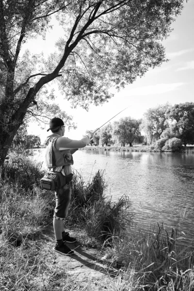 Pescatore sulla riva del fiume . — Foto Stock