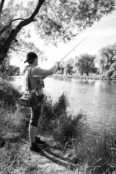 Рибалка на березі річки . — стокове фото