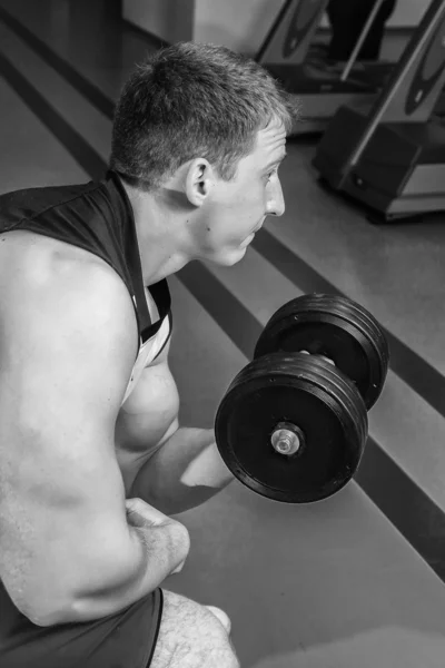 L'homme fait des exercices avec des haltères — Photo