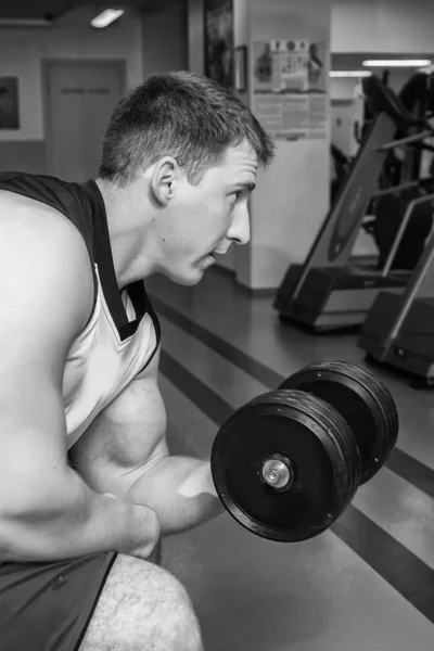 L'homme fait des exercices avec des haltères — Photo