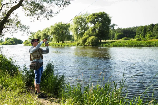Fischer am Ufer des Flusses. — Stockfoto