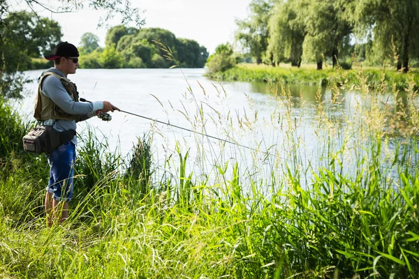 Pescador en la orilla del río . —  Fotos de Stock
