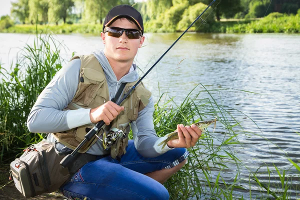 Halász a folyóparton Bank. — Stock Fotó