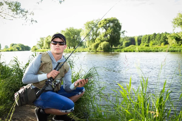 Visser op de oever van de rivier. — Stockfoto