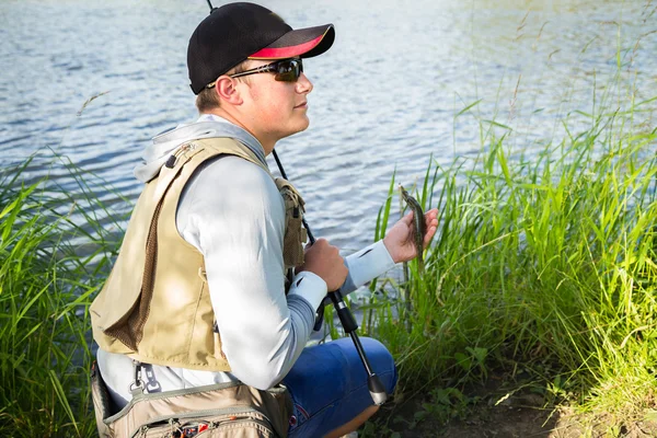 Pescador en la orilla del río . —  Fotos de Stock