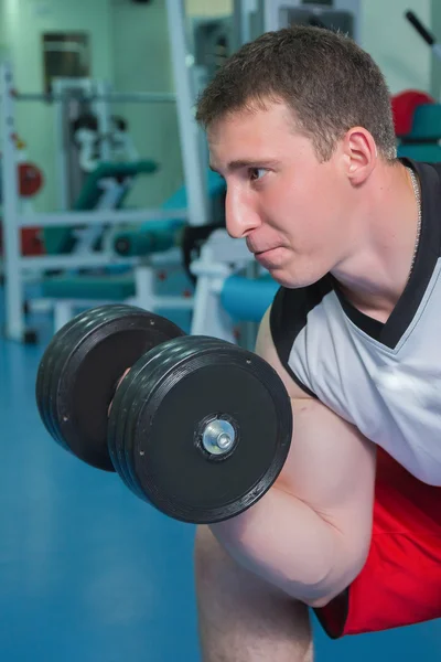 Man maakt oefeningen met halters — Stockfoto