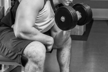 adam dumbbells ile çalışmaları yapan