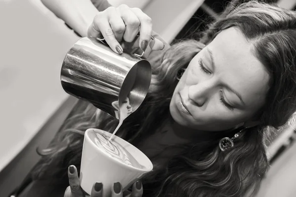 Žena dělat cappuccino — Stock fotografie