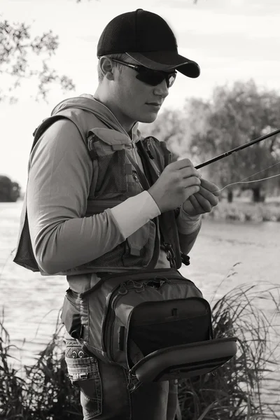 Pescador en la orilla del río . — Foto de Stock