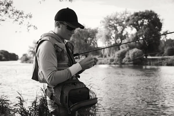 Pescatore sulla riva del fiume . — Foto Stock