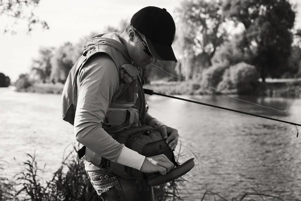 Pescatore sulla riva del fiume . — Foto Stock