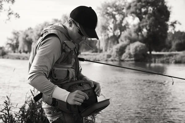 Pescatore sulla riva del fiume . — Foto Stock