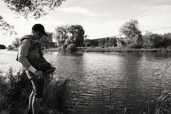 Pescador en la orilla del río . —  Fotos de Stock