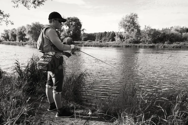 Pescatore sulla riva del fiume . — Foto Stock