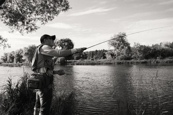 Visser op de oever van de rivier. — Stockfoto