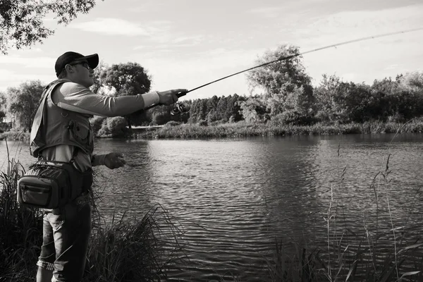 Pescatore sulla riva del fiume . — Foto Stock