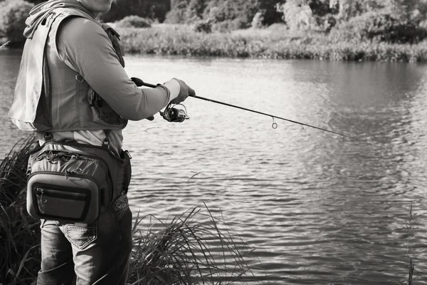 Pescatore sulla riva del fiume . — Foto Stock